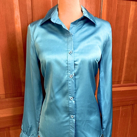 Caribbean BlueTwist Front Blouse - Picture 8 of 15
